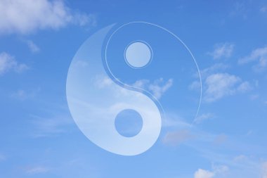 Gökyüzüne karşı Yin ve Yang sembolü, çift pozlama
