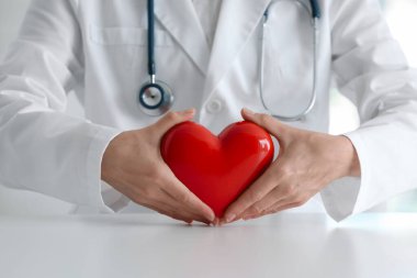Klinikteki kırmızı kalpli doktor, yakın plan.