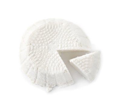 Taze kesilmiş ricotta (krem peynir) beyaz, üst görünümde izole