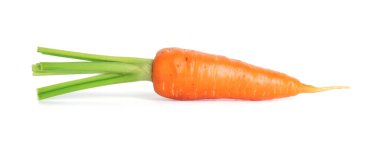 Taze olgun bir havuç beyazda izole edilmiş.