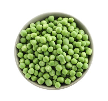 Taze yeşil bezelyeler beyaz kasede izole edilmiş, üst tarafta.