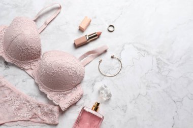Güzel dantel iç çamaşırı seti ve açık mermer arka planda aksesuarlar, düz yatış. Metin için boşluk