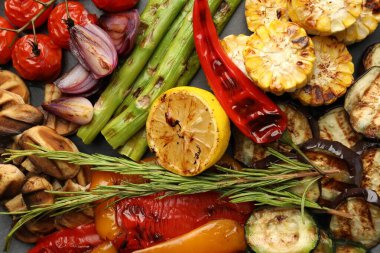 Lezzetli ızgara sebzeler masada, düz yerde.