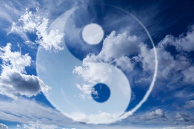 Gökyüzüne karşı Yin ve Yang sembolü, çift pozlama