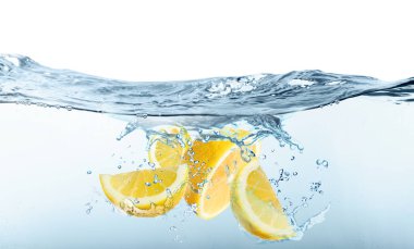 Beyaz arkaplanda suya düşen taze limonlar