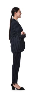 Beyaz arka planda siyah çizgili takım elbiseli güzel kadın.