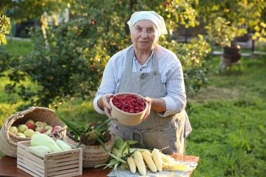 Farklı taze ürünleri olan kıdemli çiftçi.
