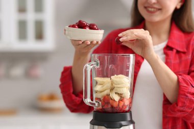 Mutfakta blender ile nefis smoothie yapan kadın, yakın plan.