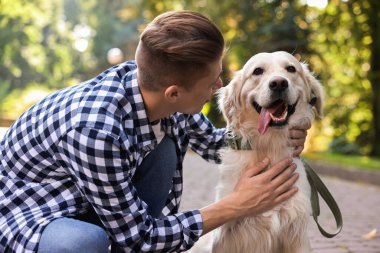 Güzel Golden Retriever köpeği olan bir ev sahibi.