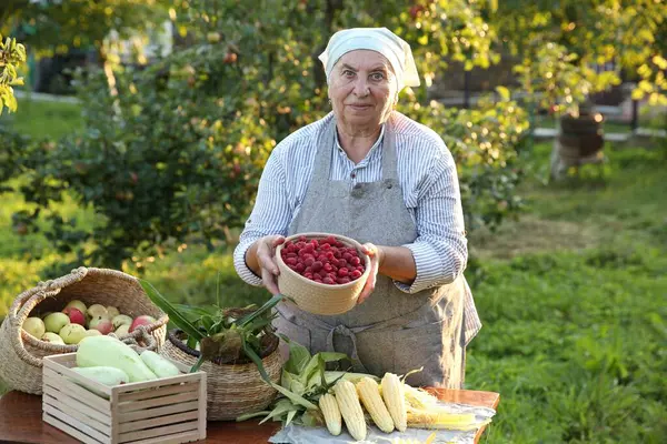 Farklı taze ürünleri olan kıdemli çiftçi.