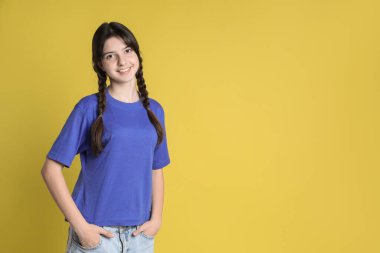 Sarı arka planda gülümseyen genç kızın portresi. Metin için boşluk