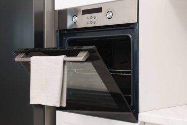 Mutfakta havluyla elektrikli fırını aç. Yemek pişirme aygıtı