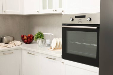 Mutfakta yeni elektrikli fırın. Yemek pişirme aygıtı