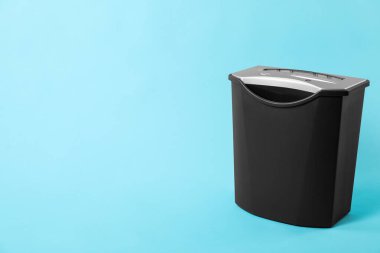 Açık mavi arkaplan üzerine bir kağıt öğütücü, metin için boşluk