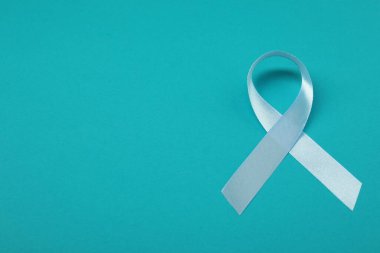Prostat kanseri farkındalığı. Tuğla arkaplan üzerinde açık mavi kurdele, metin için boşluk