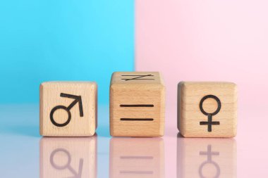 Cinsiyet eşitliği kavramı. Renk arkaplanında erkek ve kadın sembolleri olan küplerName