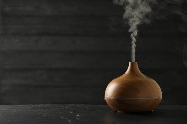 Siyah masa üzerinde Aroma yağı ayırıcı, metin için boşluk