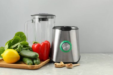 Gri mermer masada blender ve sağlıklı ürünler