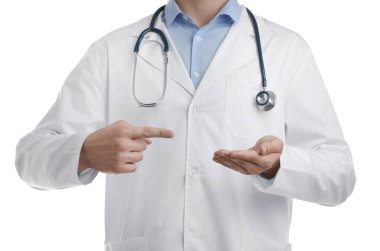 Doktor beyaz arkaplanda bir şeye işaret ediyor, yakın plan.