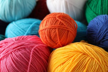 Arkaplan olarak birçok farklı hikaye, yakın görünüm