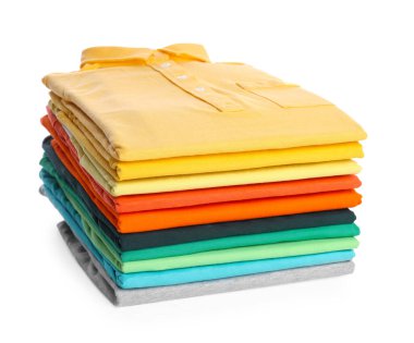 Beyaza izole edilmiş temiz renkli tişörtler yığını