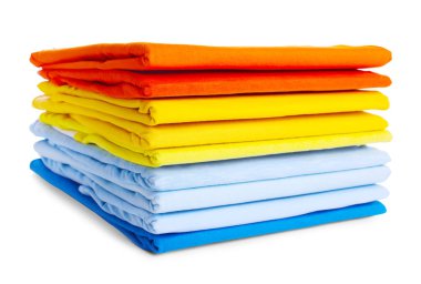 Beyaza izole edilmiş temiz renkli tişörtler yığını