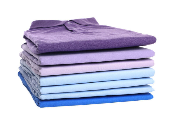 Стопка чистых красочных футболок, изолированных на белом