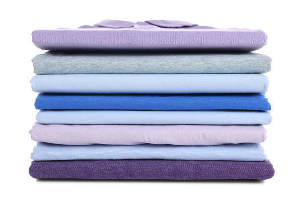 Стопка чистых красочных футболок, изолированных на белом