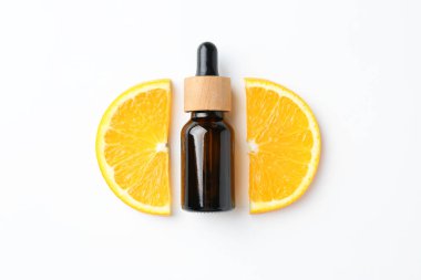 Beyaz zemin üzerinde gerekli yağ ve portakal şişesi, düz yatıyordu.