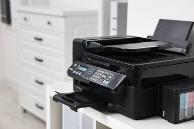 Ofisteki beyaz masadaki modern yazıcı. Metin için boşluk