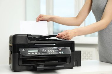 İş yerinde modern yazıcı kullanan bir kadın, yakın plan.