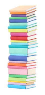 Beyaza izole edilmiş renkli kitap yığını