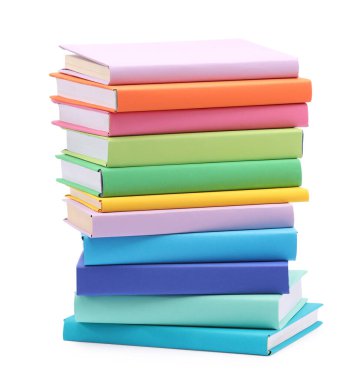 Beyaza izole edilmiş renkli kitap yığını
