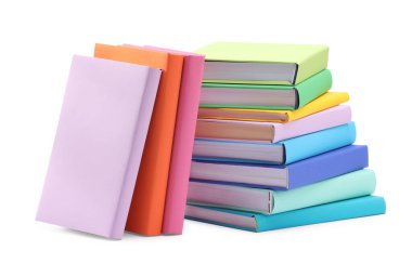 Birçok parlak renkli kitap beyaz üzerine izole edilmiştir.