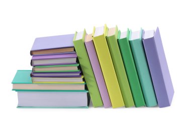Birçok parlak renkli kitap beyaz üzerine izole edilmiştir.