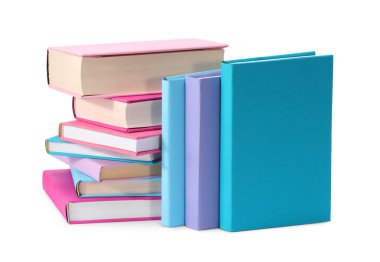 Birçok parlak renkli kitap beyaz üzerine izole edilmiştir.