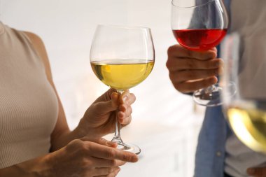 Kapalı mekanda şarap kadehleri olan arkadaşlar, seçici odak