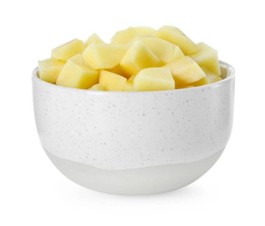 Beyaza izole edilmiş taze çiğ patatesler.