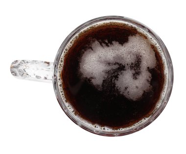 Bardak bardak koyu bira, beyaza izole edilmiş.