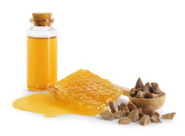 Doğal bal tentürü, propolis tanecikleri ve beyaz üzerine izole edilmiş tatlı bal peteği.