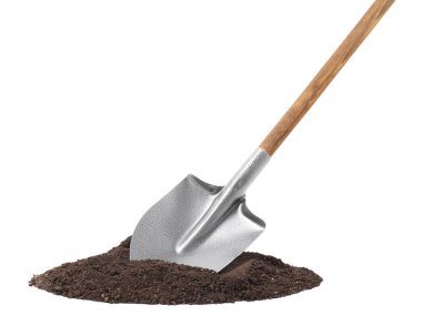 Tahta saplı metal kürek ve beyaz üzerine izole edilmiş toprak yığını.