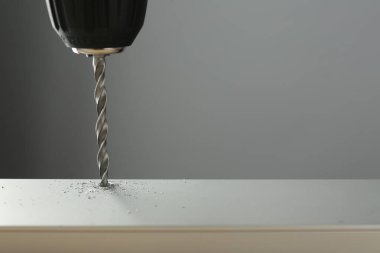 Gri arka planda ışık yüzeyinde delik açmak, yakın plan. Metin için boşluk