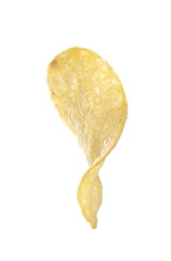 Beyaza izole edilmiş lezzetli bir patates cipsi.