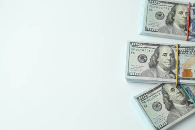 Beyaz arka planda yığınla banknot, üst manzara. Metin için boşluk