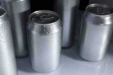Buzdolabında bir sürü bira var, yakın plan.