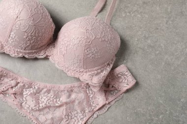 Gri arka planda güzel dantel iç çamaşırı, üst manzara.