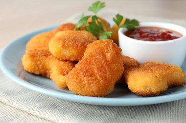 Acı biber soslu tavuk nugget ve masanda maydanoz, yakın plan