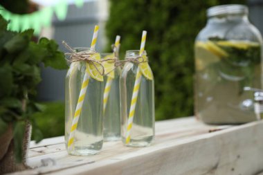 Doğal limonatayı şişelerde ve nane şekerlerini dışarıda bekleterek.