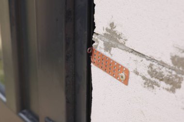 Bir bakır menteşe yeni takılmış kapıda, yakın plan.