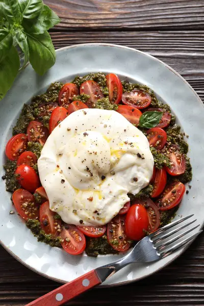 Tahta masada servis edilen taze lezzetli burrata salatası.